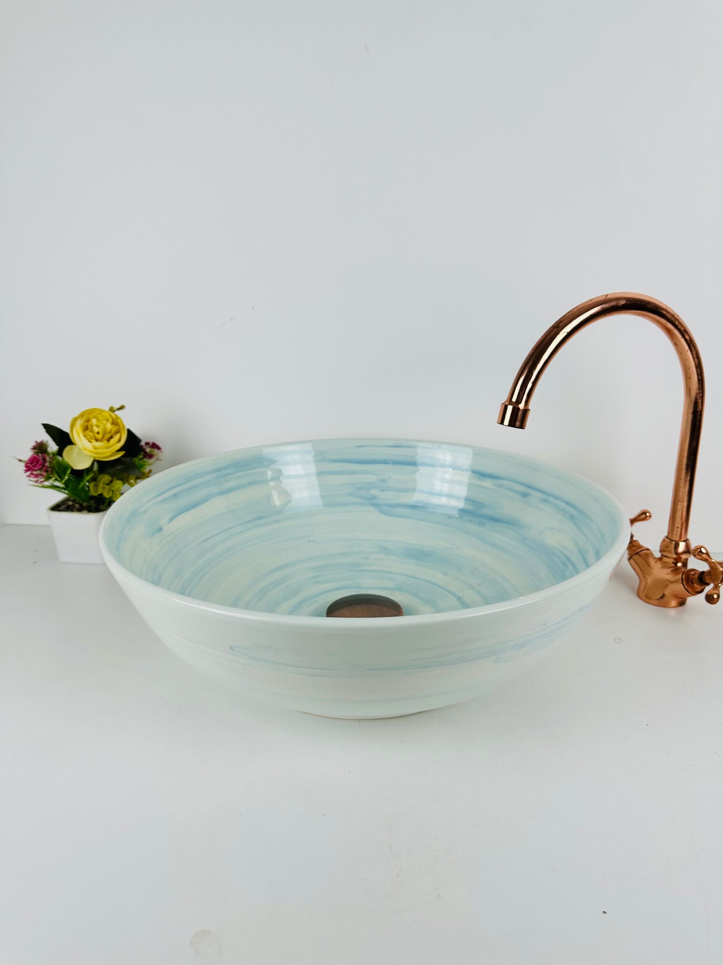 Skyline Serenity: lavabo de cerámica artesanal en tono azul cielo