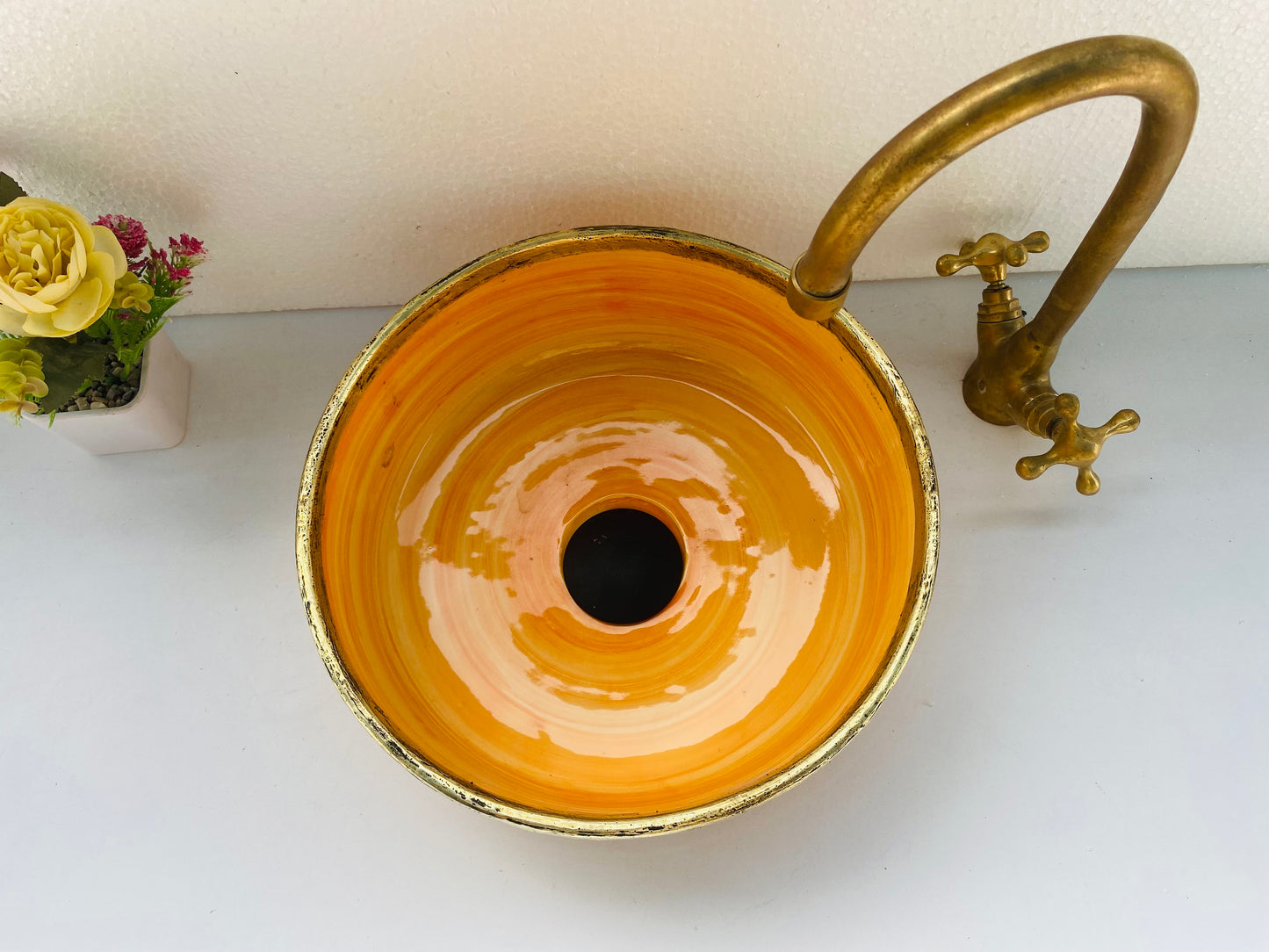 Lavabo de salle de bain orange - Bassin à rebord en laiton massif brossé - Bassin avec moderne du milieu du siècle - évier en céramique bleue Bassin de ferme artisanal