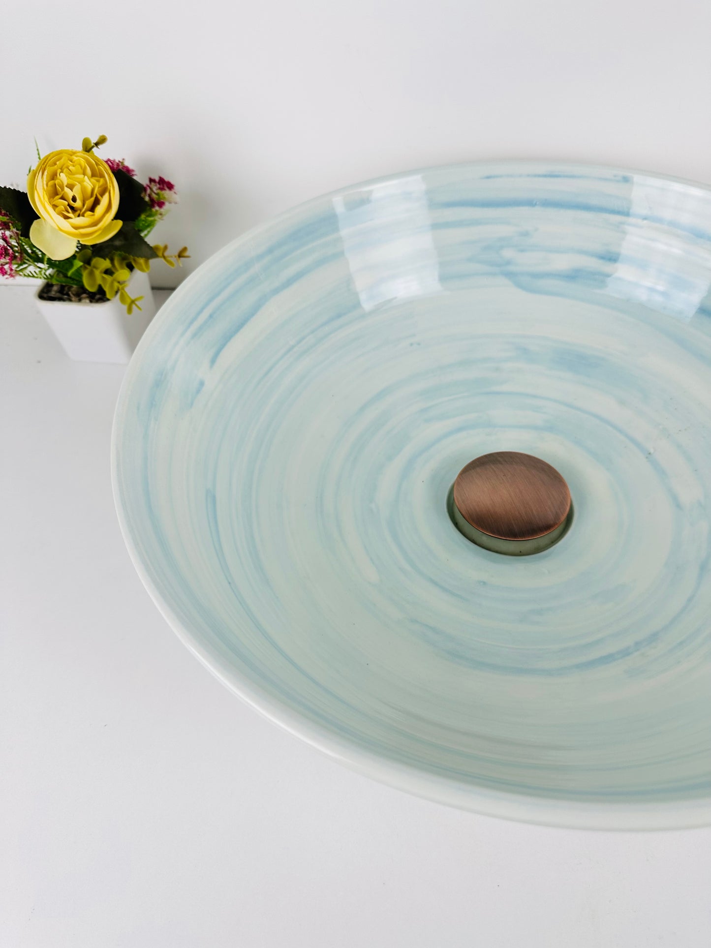 Skyline Serenity: lavabo de cerámica artesanal en tono azul cielo