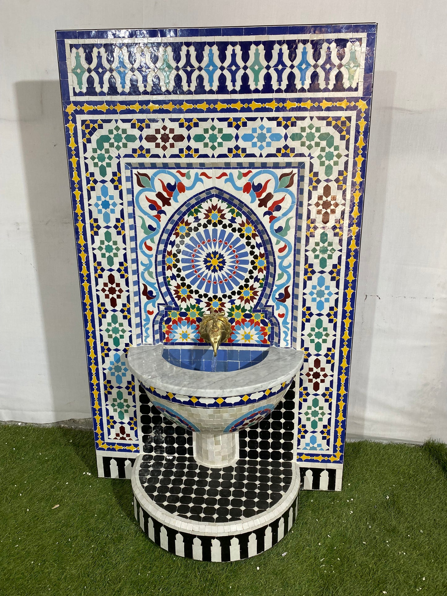 Fontaine fabriquée à partir de carreaux de mosaïque pour l'intérieur et l'extérieur de l'eau de la fontaine du milieu du siècle à l'intérieur de la fontaine marocaine Andalousie