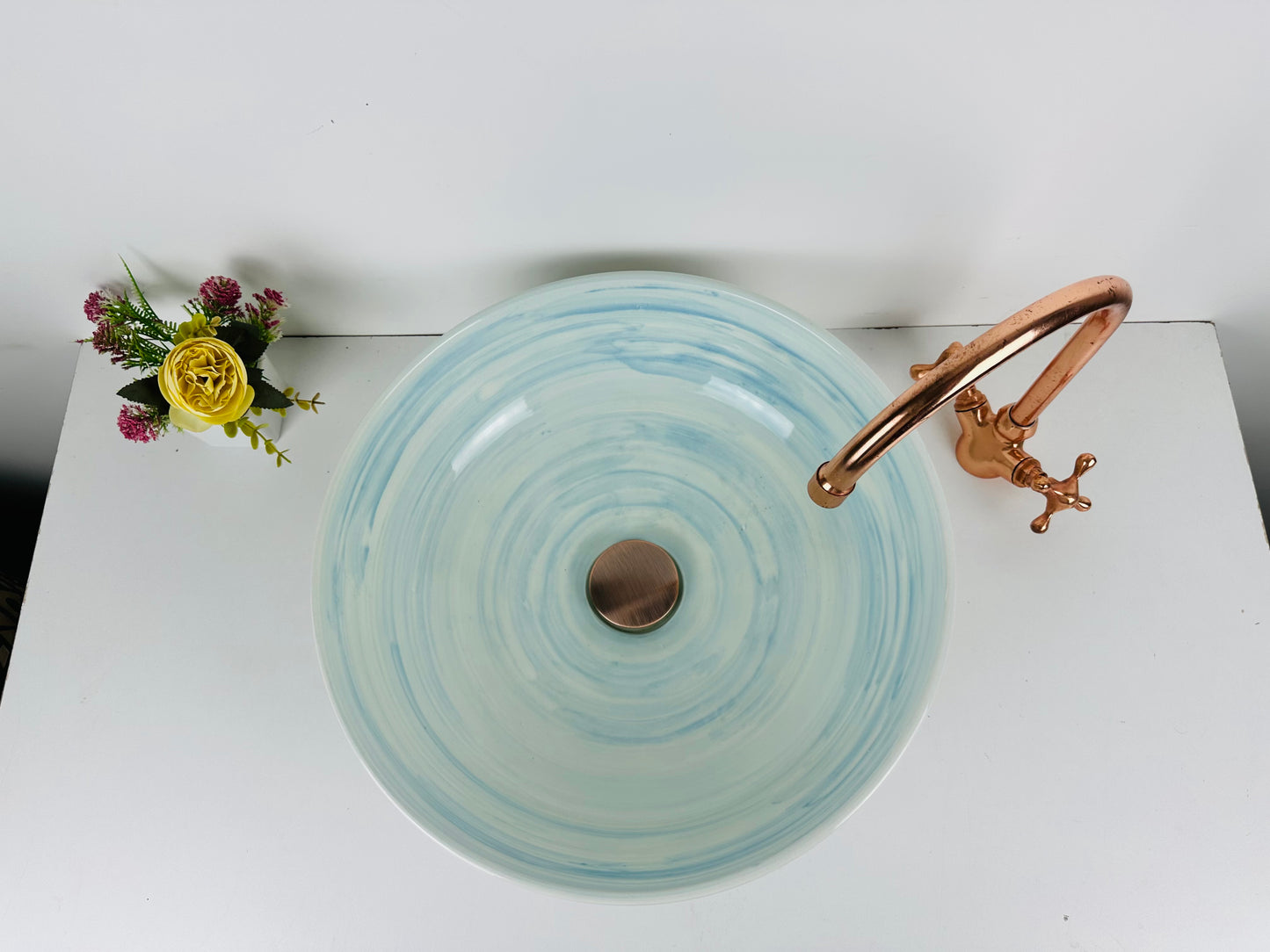 Skyline Serenity: lavabo de cerámica artesanal en tono azul cielo