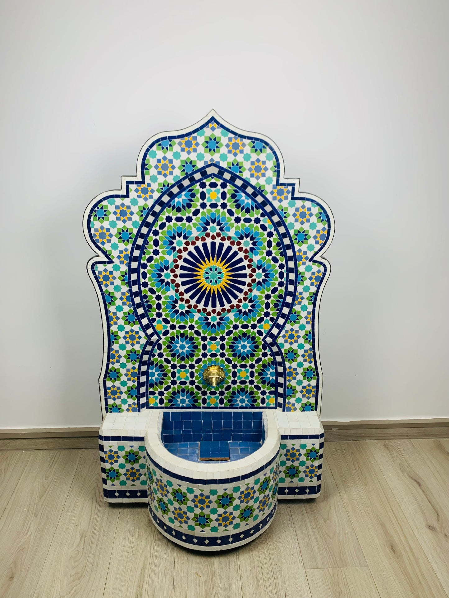 Fontaine de mosaïque personnalisée pour extérieur/intérieur - Eau de fontaine du milieu du siècle à l'intérieur d'un style moderne - Fontaine marocaine accrochée ou au sol