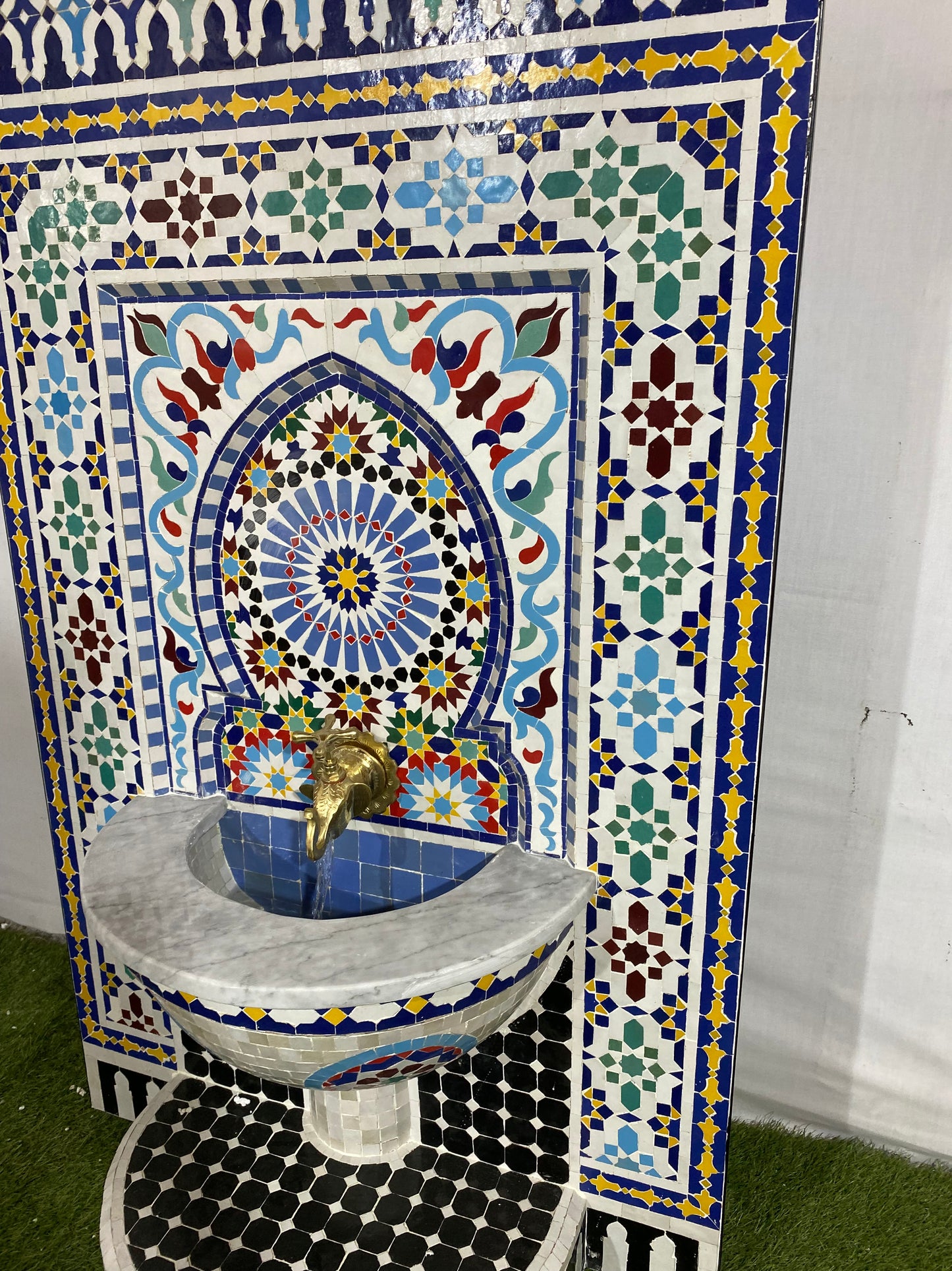 Fontaine fabriquée à partir de carreaux de mosaïque pour l'intérieur et l'extérieur de l'eau de la fontaine du milieu du siècle à l'intérieur de la fontaine marocaine Andalousie