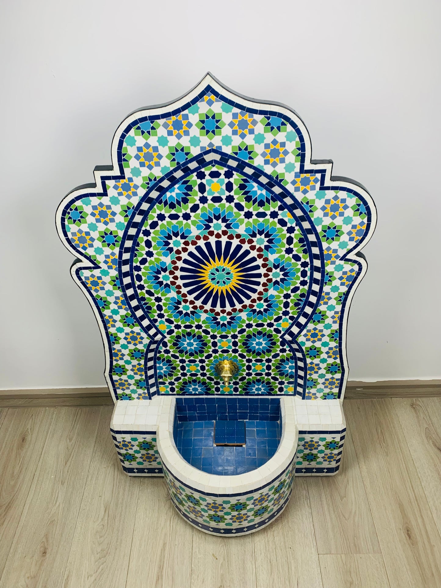 Fontaine de mosaïque personnalisée pour extérieur/intérieur - Eau de fontaine du milieu du siècle à l'intérieur d'un style moderne - Fontaine marocaine accrochée ou au sol