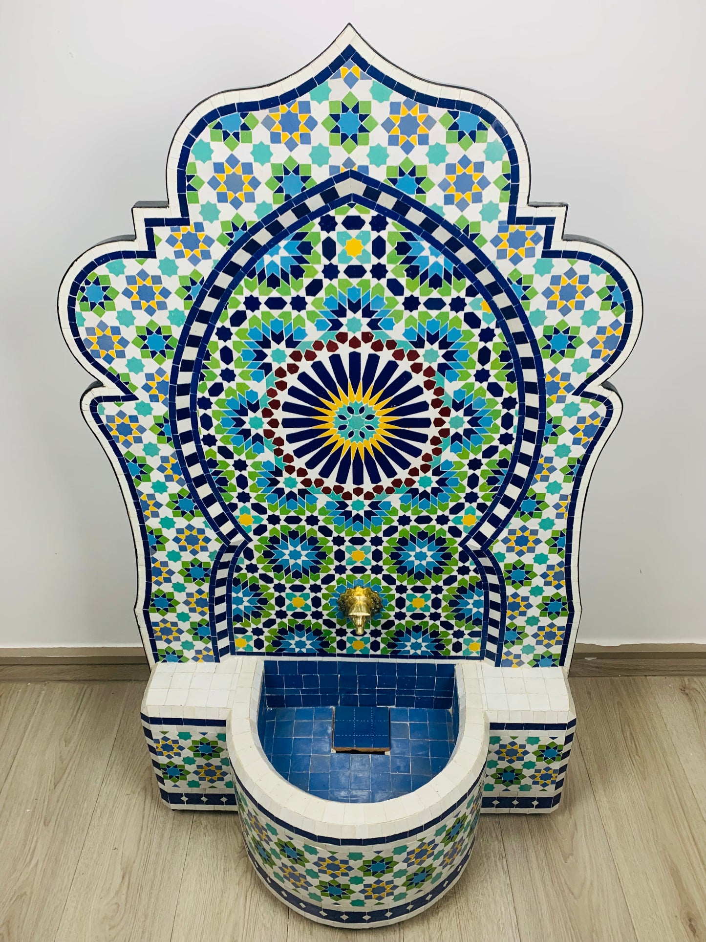 Fontaine de mosaïque personnalisée pour extérieur/intérieur - Eau de fontaine du milieu du siècle à l'intérieur d'un style moderne - Fontaine marocaine accrochée ou au sol