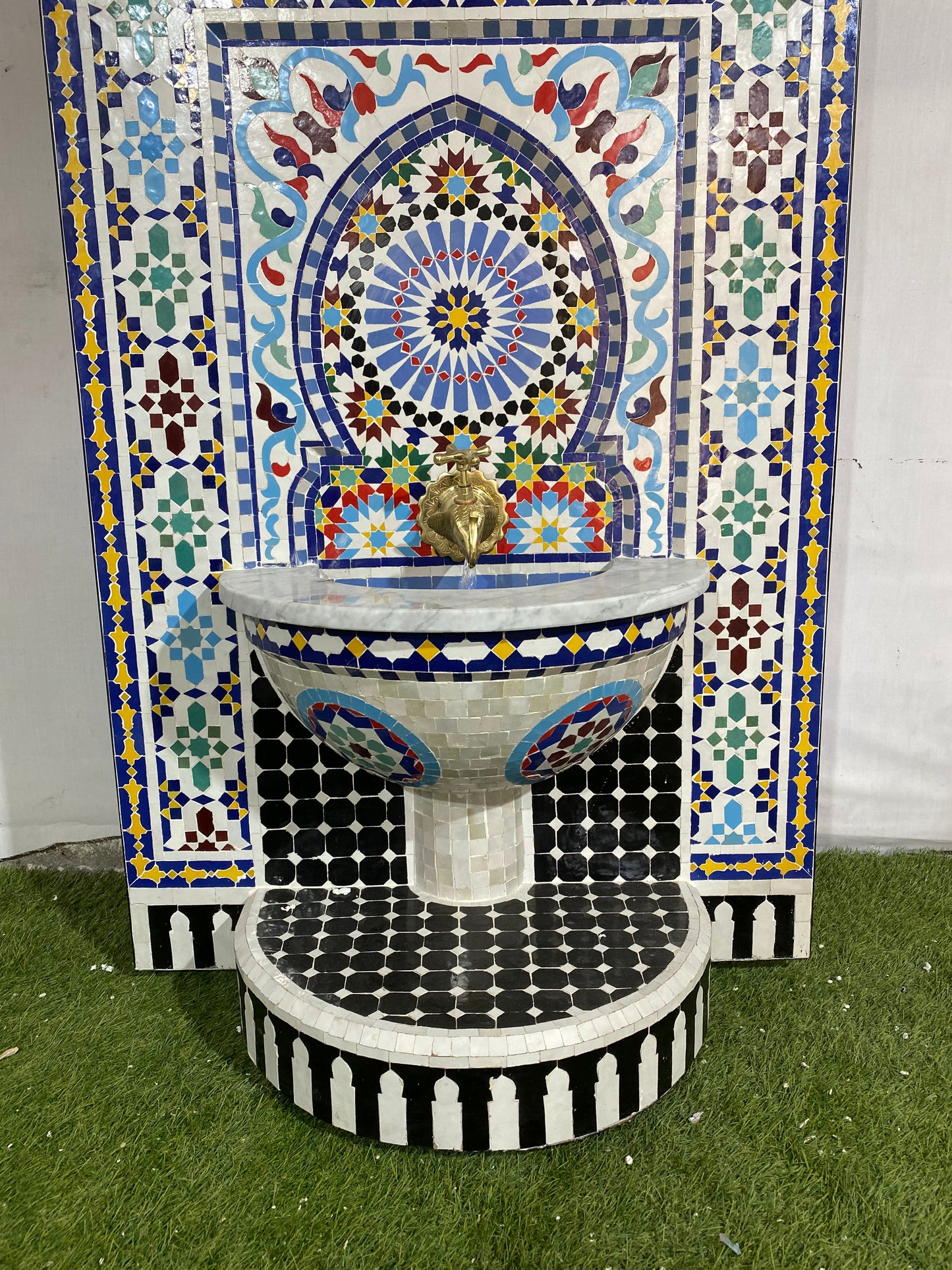 Fontaine fabriquée à partir de carreaux de mosaïque pour l'intérieur et l'extérieur de l'eau de la fontaine du milieu du siècle à l'intérieur de la fontaine marocaine Andalousie