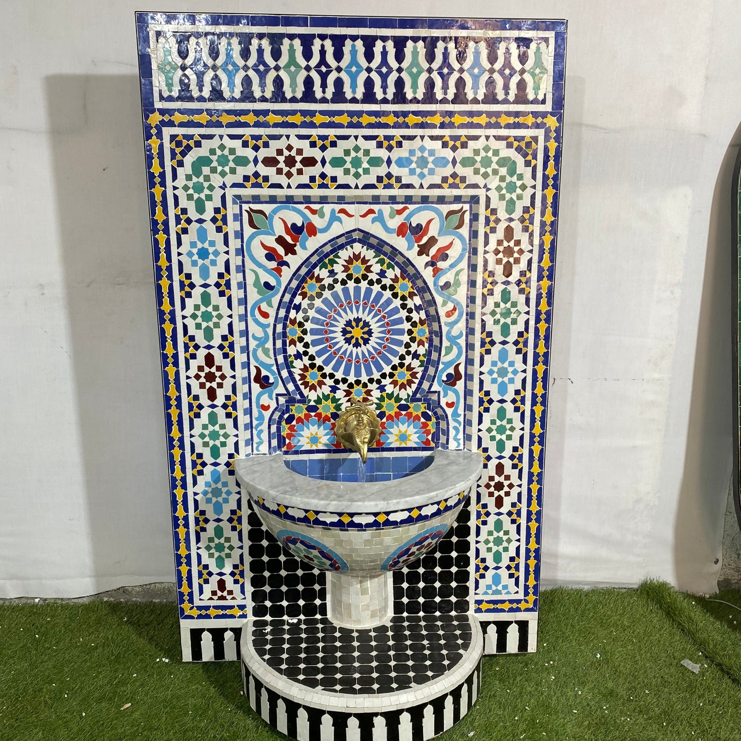 Fontaine fabriquée à partir de carreaux de mosaïque pour l'intérieur et l'extérieur de l'eau de la fontaine du milieu du siècle à l'intérieur de la fontaine marocaine Andalousie