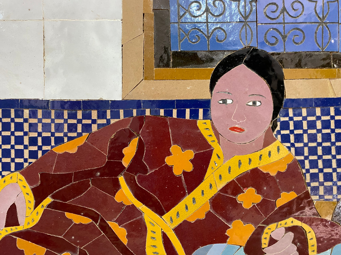 Mur de mosaïque marocain suspendu avec cadre en métal, petites pièces de mosaïque oeuvre d'art de femme marocaine, art de mosaïque de décor de mosaïque de mur, mur d'argile de tuiles