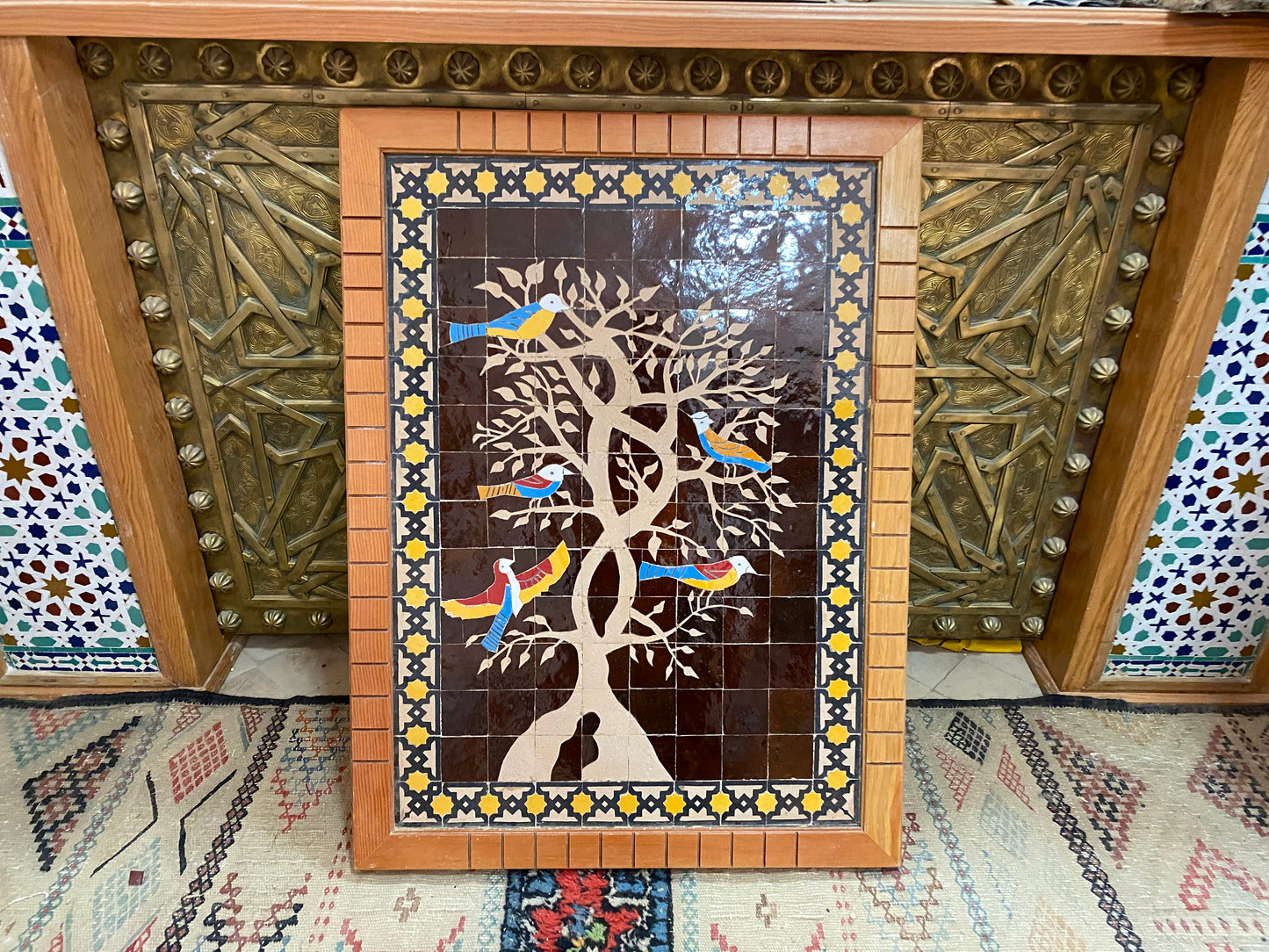 Tenture murale en mosaïque noire marocaine avec cadre en bois, petits morceaux de mosaïque oiseaux sur un arbre, art de la mosaïque de décor de mosaïque murale, art mural en argile de tuiles