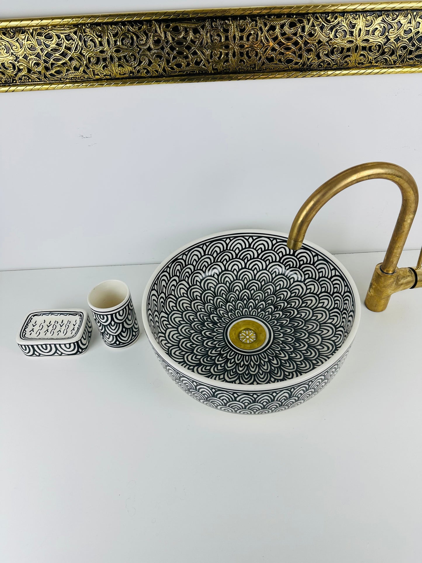 Chic Simplicity: Monochromatic Ceramic Sink
