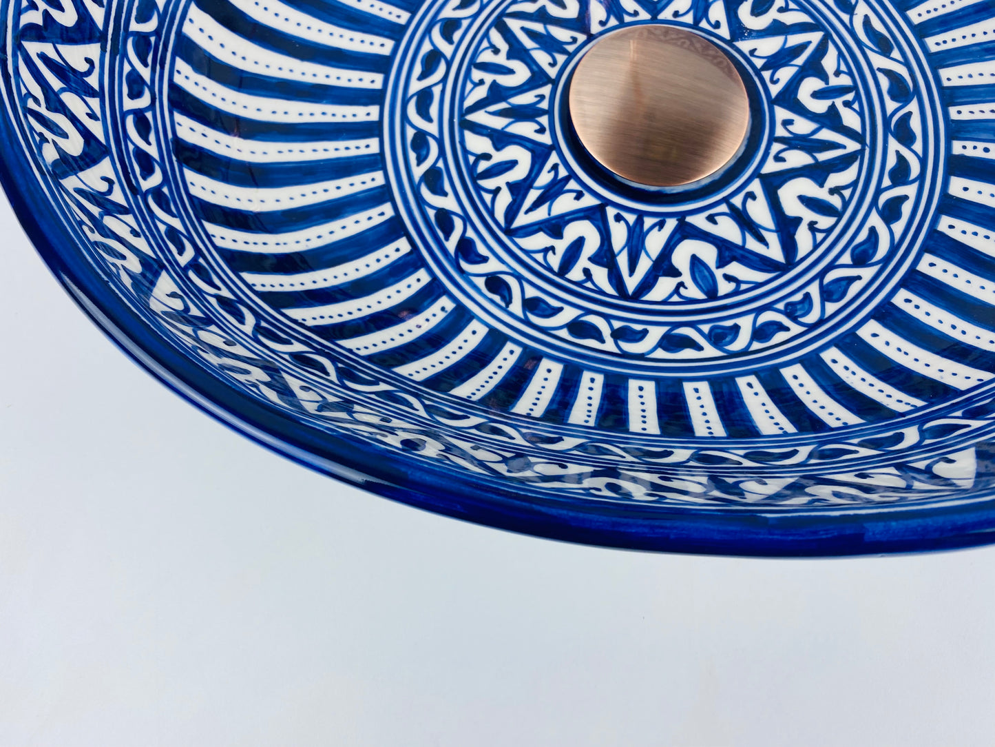 Lavabo minimaliste bleu - Lavabo de salle de bain - 100% peint à la main à la main - décor d'évier en céramique construit avec Flair moderne du milieu du siècle + cadeau