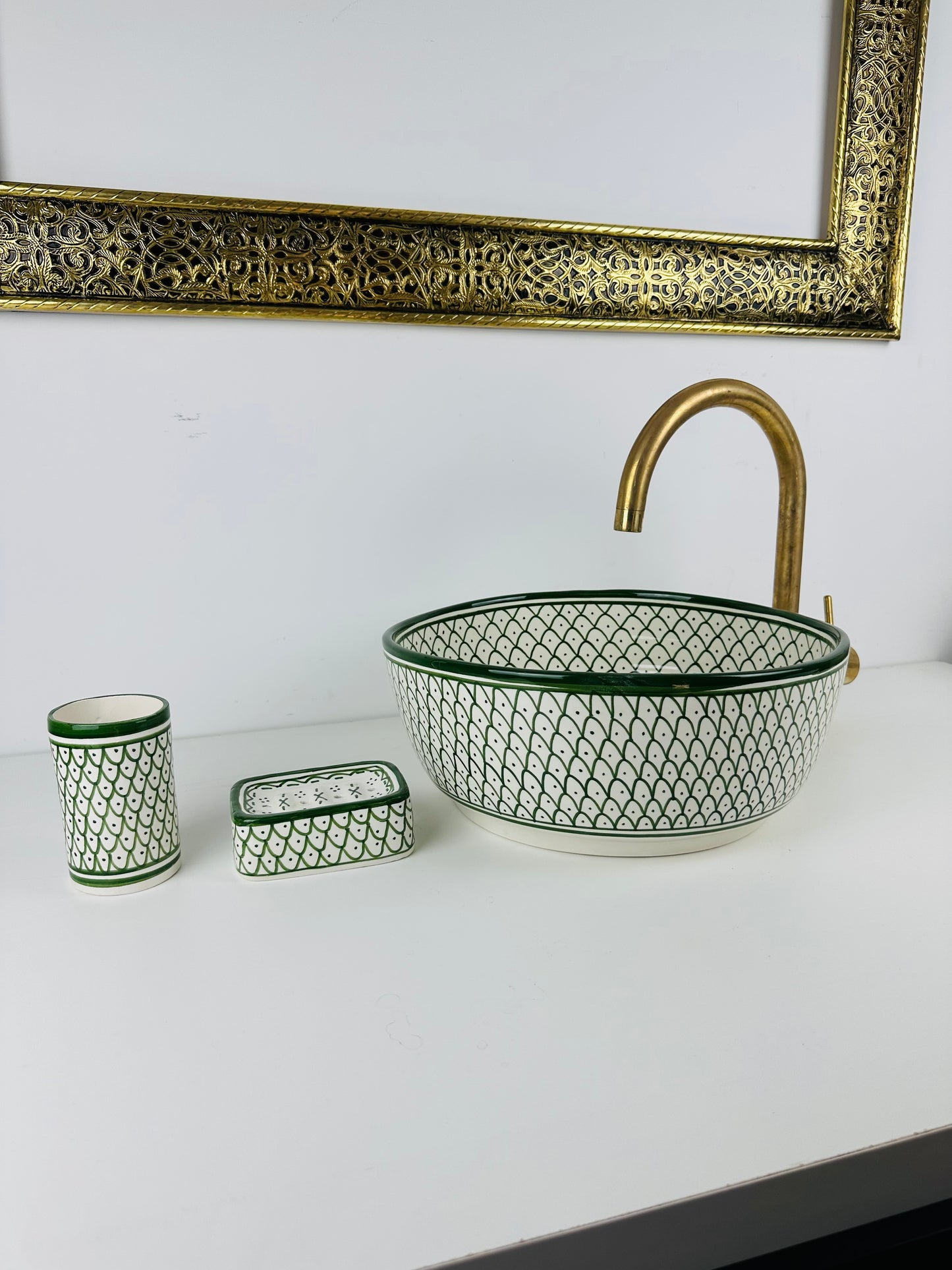 Green Enchantment: Hand-Painted Emerald Green Ceramic Sink with Artistic Flair