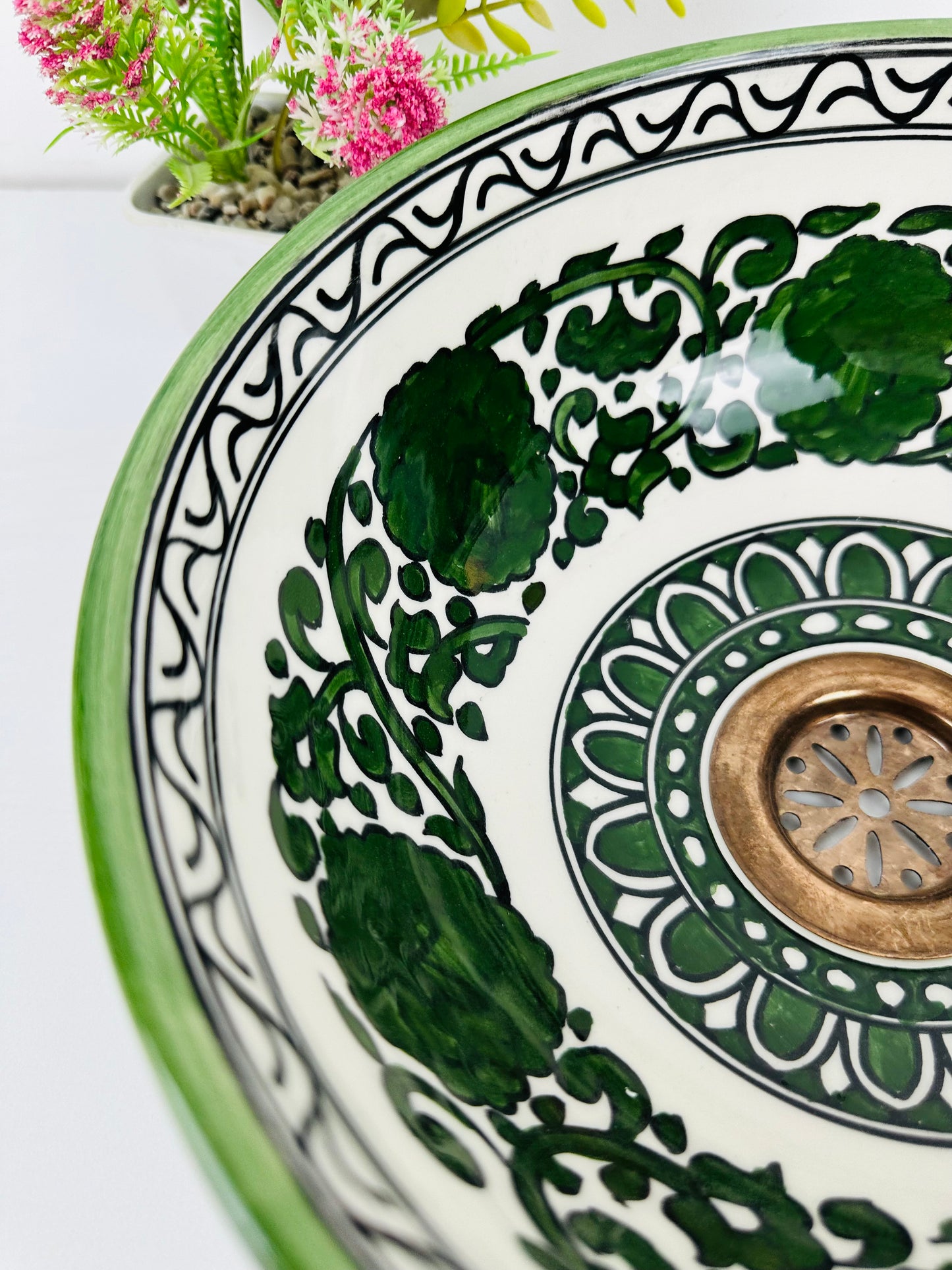 Enchanted Meadow: lavabo de cerámica artesanal con flores de color verde oscuro y motivos de jardín