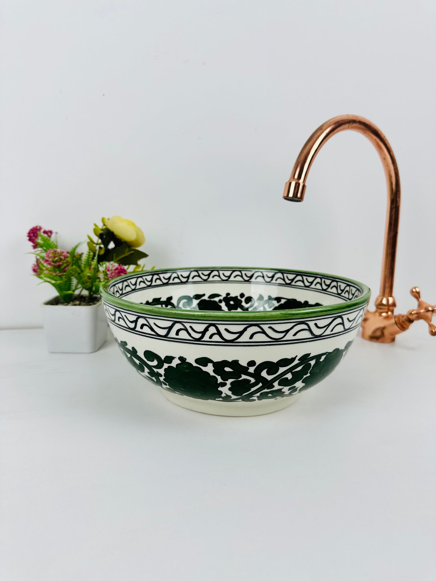 Enchanted Meadow: lavabo de cerámica artesanal con flores de color verde oscuro y motivos de jardín