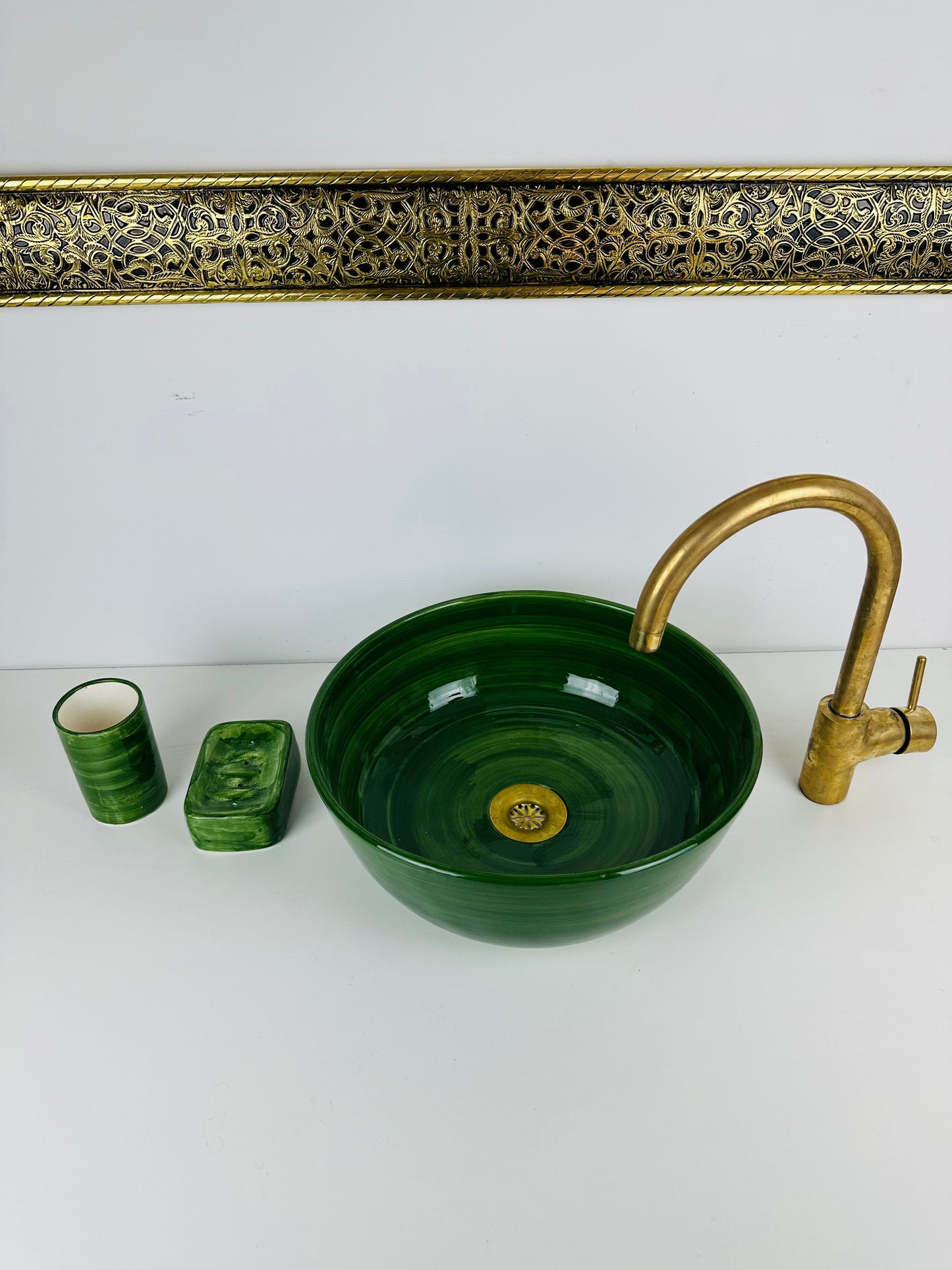 Emerald Elegance: Handcrafted Ceramic Sink in Unicolor Green