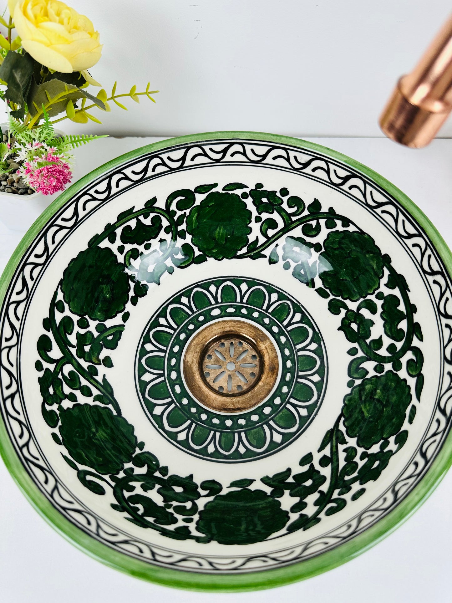 Enchanted Meadow: lavabo de cerámica artesanal con flores de color verde oscuro y motivos de jardín