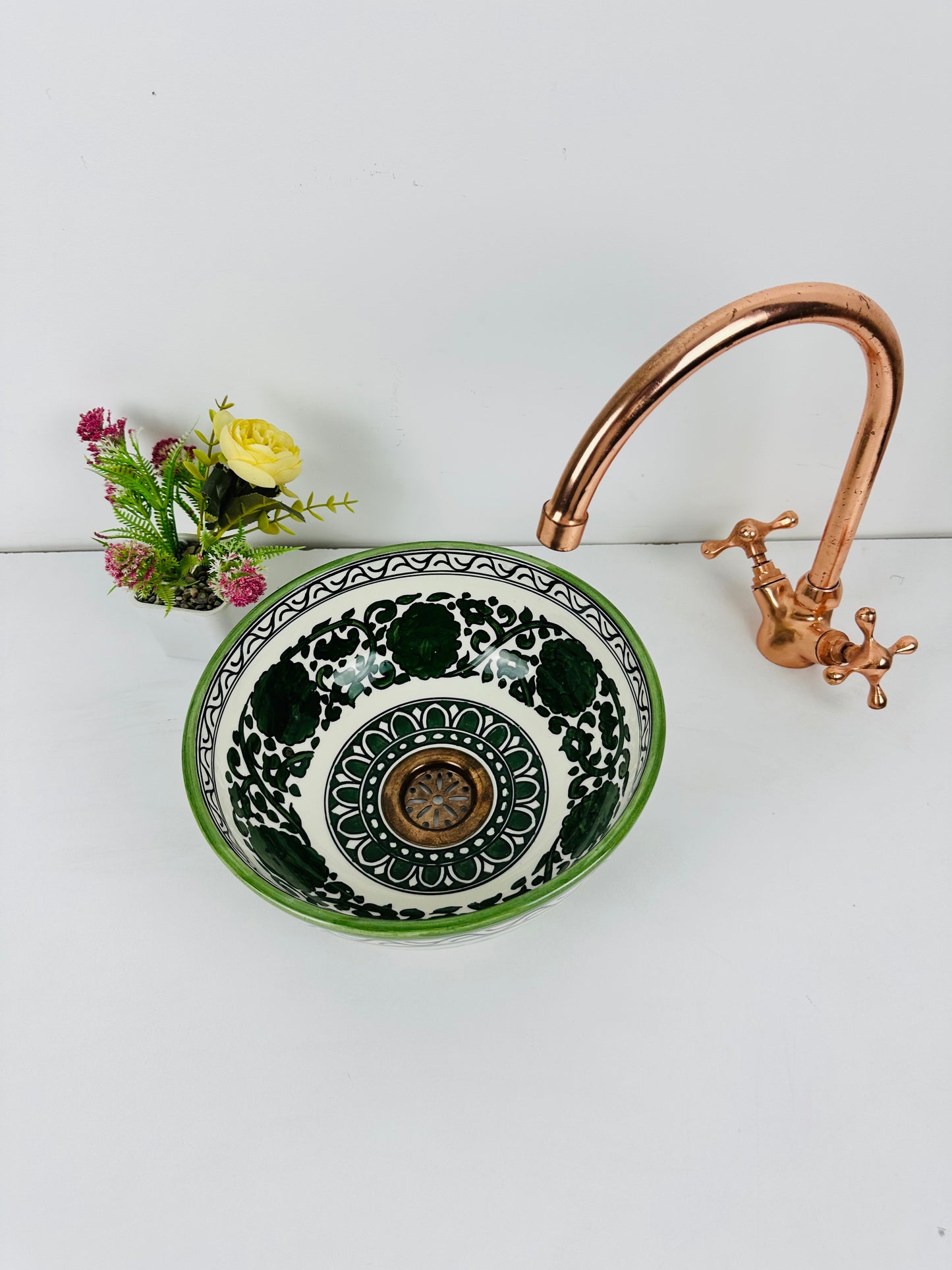 Enchanted Meadow: lavabo de cerámica artesanal con flores de color verde oscuro y motivos de jardín