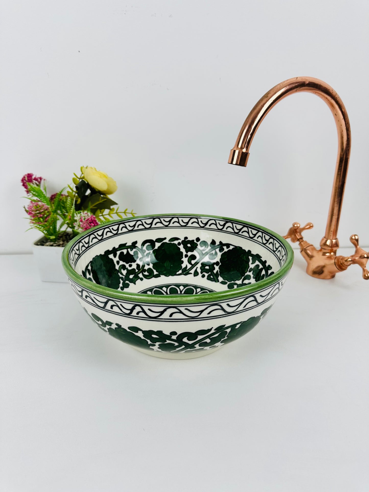 Enchanted Meadow: lavabo de cerámica artesanal con flores de color verde oscuro y motivos de jardín