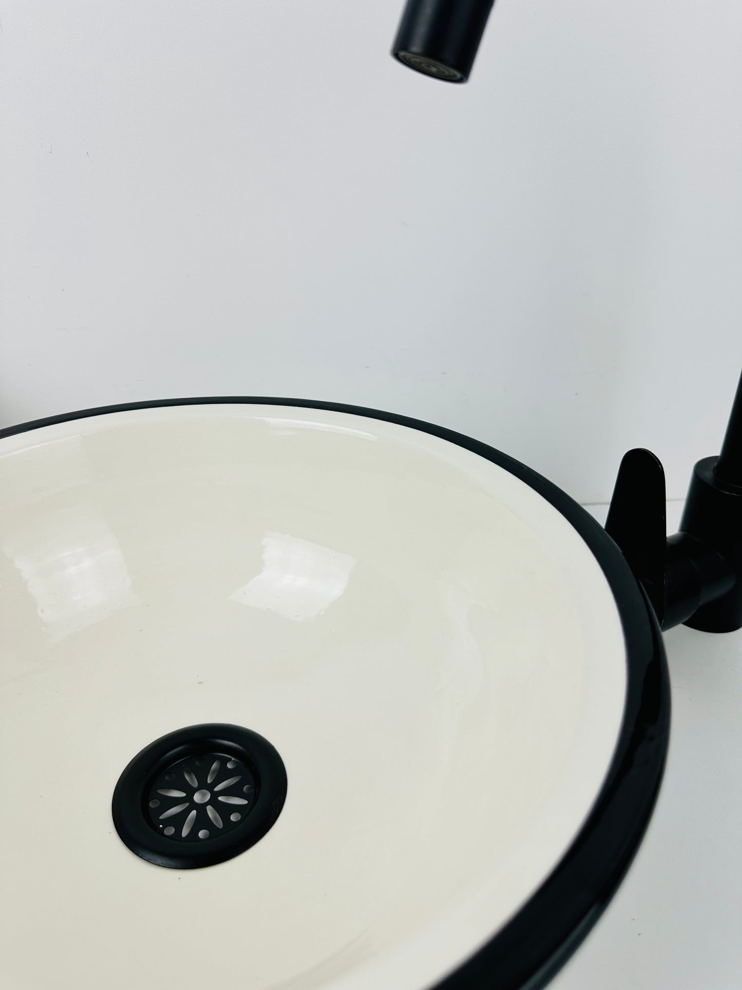 Classic Contrast: Handcrafted Ceramic Sink in Timeless Black and White Design