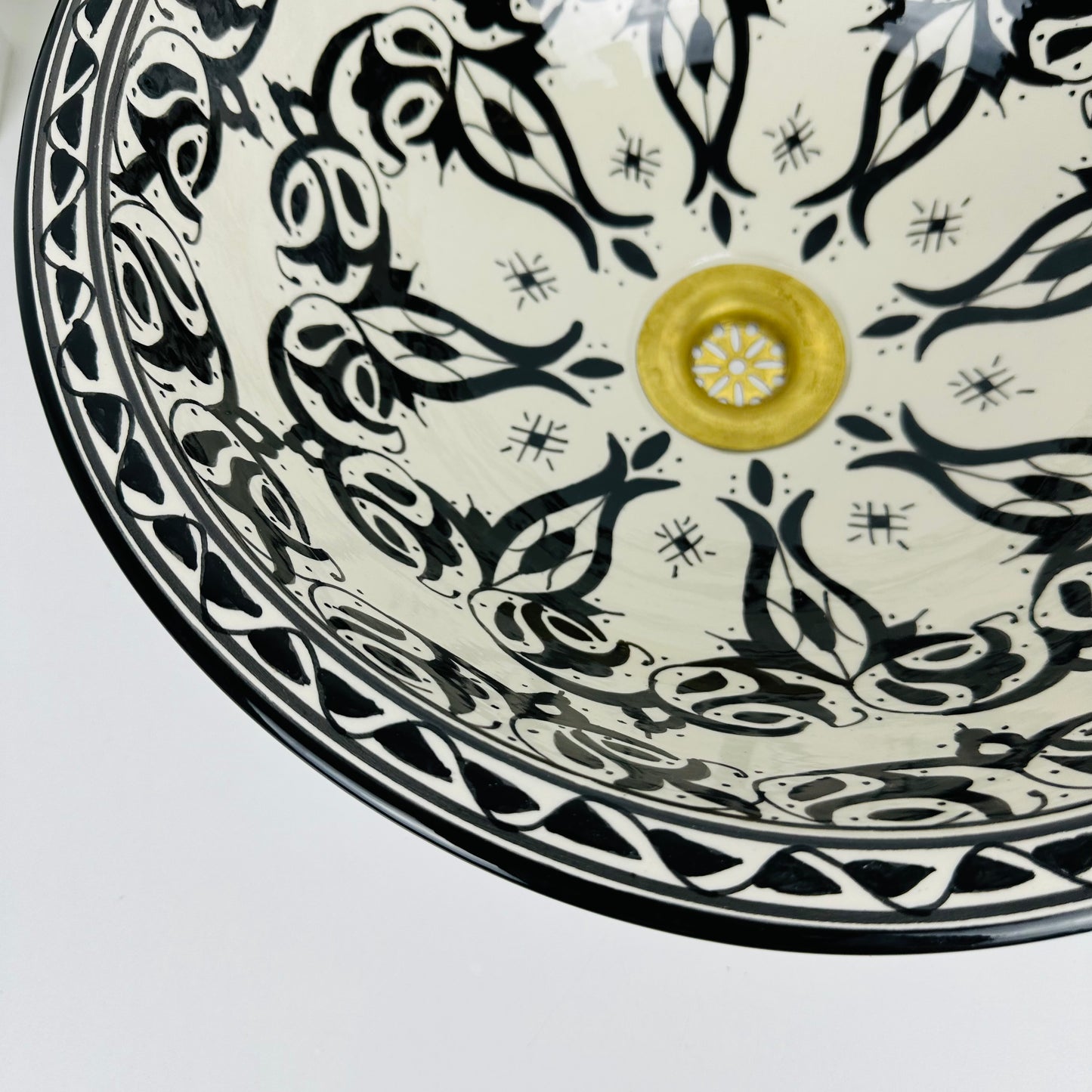 Artisanal Flourish: Handcrafted Ceramic Sink with vintage Design