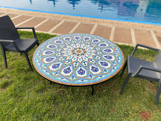 Tables de cocktail et de salle à manger en mosaïque pour l'extérieur et l'intérieur rondes 100% fabriquées à la main à partir de carreaux marocains