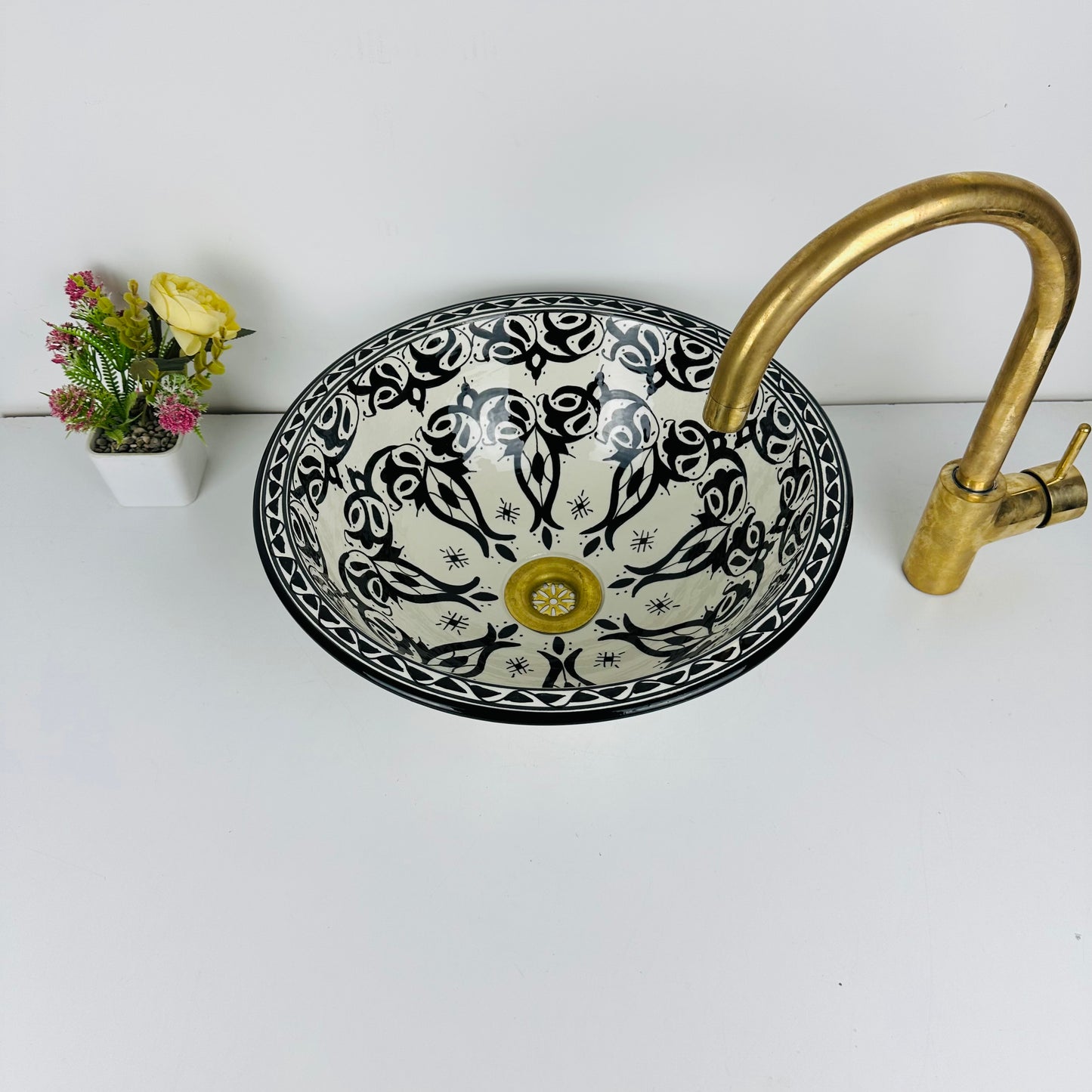 Artisanal Flourish: Handcrafted Ceramic Sink with vintage Design