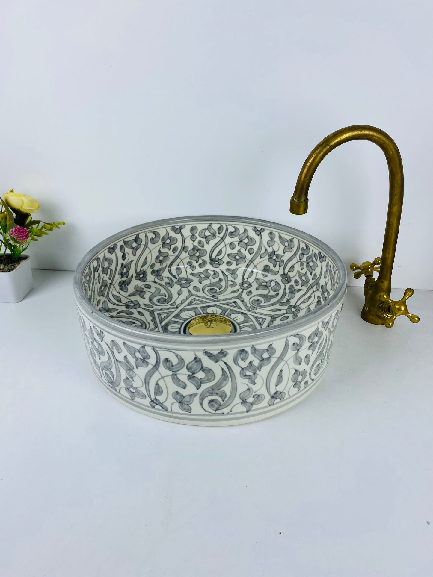 Silver Arboretum: Handcrafted Ceramic Sink with Gray Garden Design