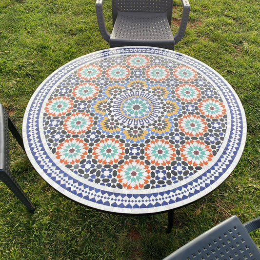 Table de salle à manger marocaine ronde en mosaïque et carreaux 100 % fabriqué à la main. Elle est idéale pour l'extérieur et l'intérieur, la table en mosaïque fonctionne également pour la maison de plage.