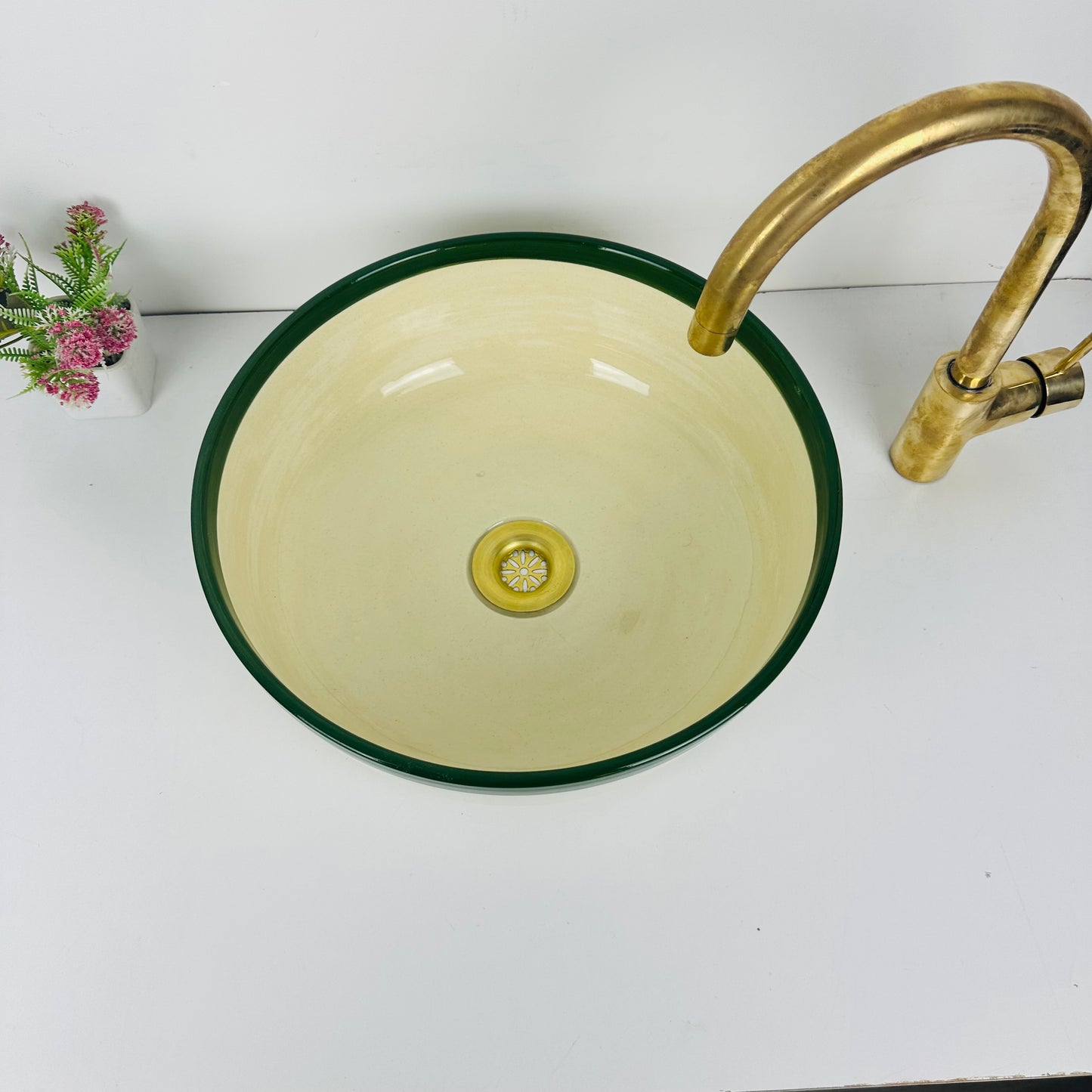Color Crest: Handcrafted Ceramic Sink with Topped green Finish