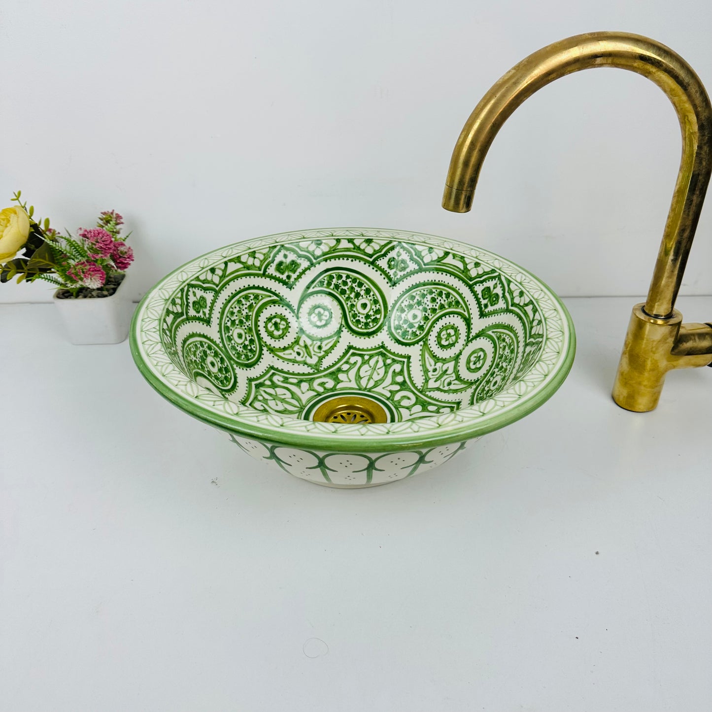 Artisan's Palette: Handcrafted Ceramic Sink with Vibrant  Green Coloration