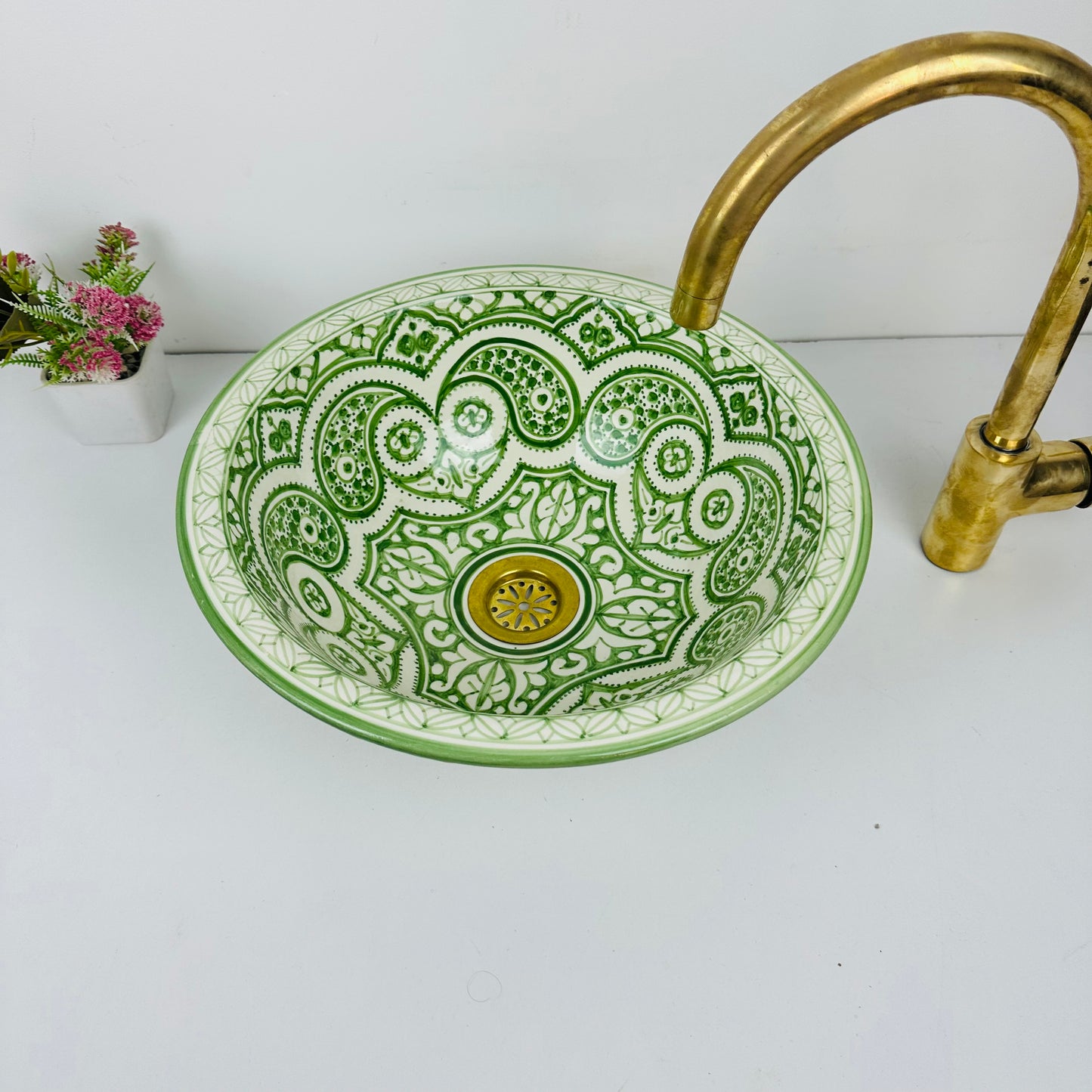 Artisan's Palette: Handcrafted Ceramic Sink with Vibrant  Green Coloration