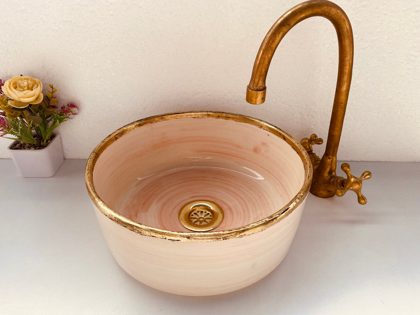 Lavabo de salle de bain rose en laiton massif brossé avec rebord - lavabo avec moderne du milieu du siècle - bassin de ferme artisanale cadeau gratuit avec